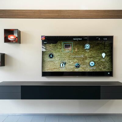 TV Setup Fußlos mit Sideboard durch Wandhalterung