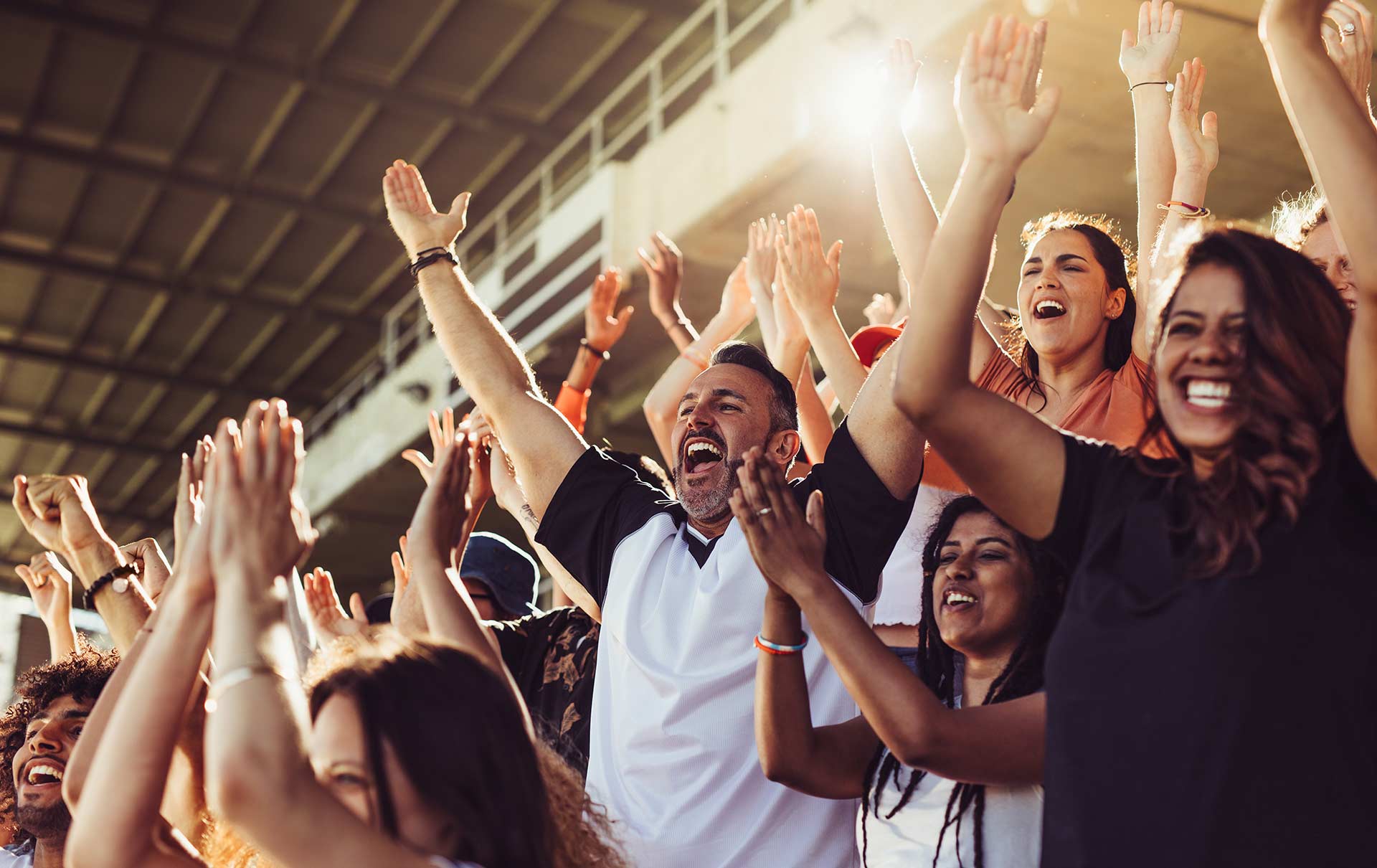 Jubelnde Fans auf einer Tribüne